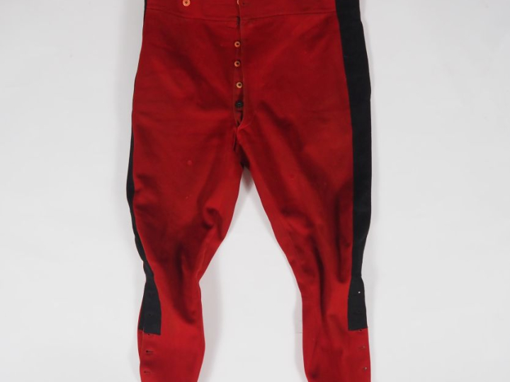 Ensemble de huit pantalons et culottes dont :  -Culotte en drap bleu h