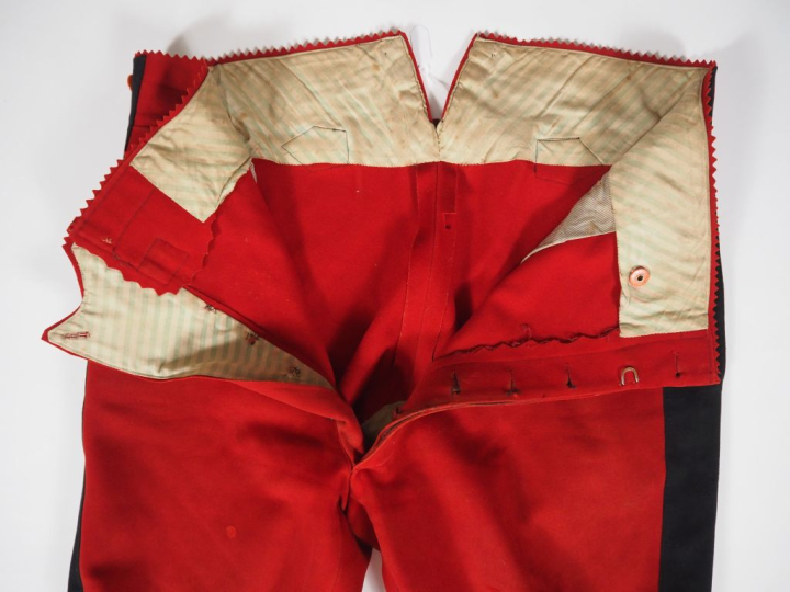 Ensemble de huit pantalons et culottes dont :  -Culotte en drap bleu h