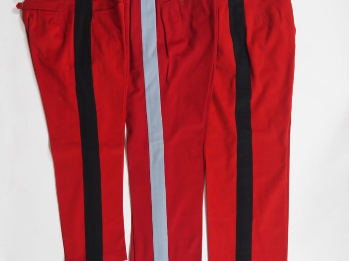-Deux pantalons d’officier. Garance à une bande noire. Un au nom de Pa