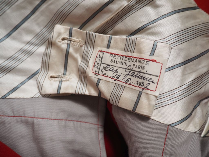 -Deux pantalons d’officier. Garance à une bande noire. Un au nom de Pa