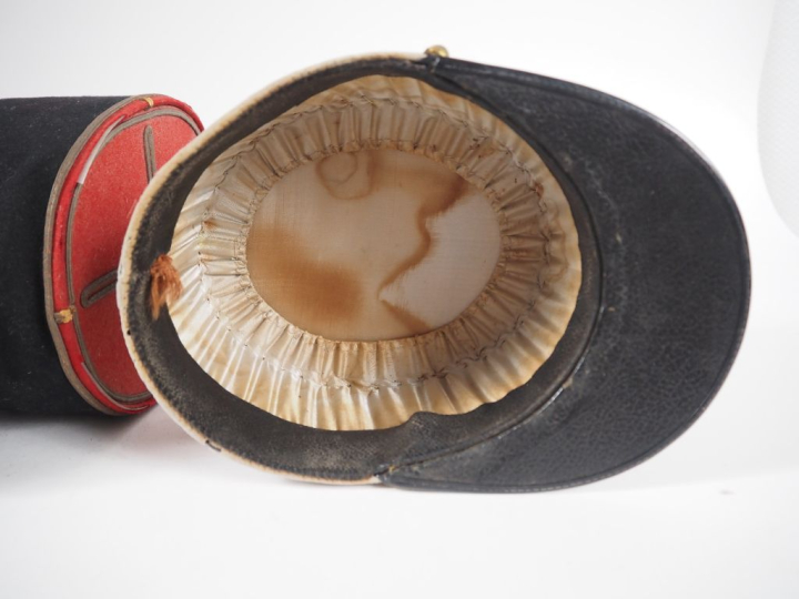 Quatre képis, dont deux de tirailleurs, un du 2e zouaves, et un d’offi