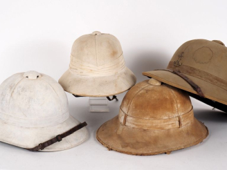 Vente aux enchères Quatre casques coloniaux.  En liège, deux recouvert de toile blanchie 