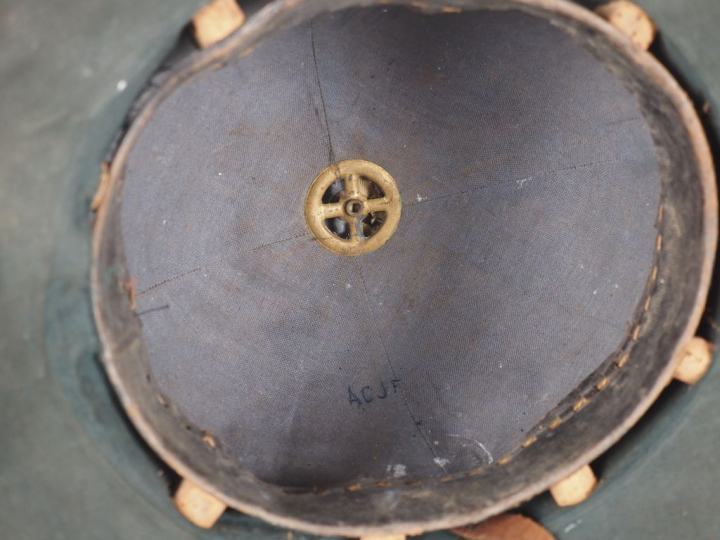 Quatre casques coloniaux.  En liège, deux recouvert de toile blanchie 