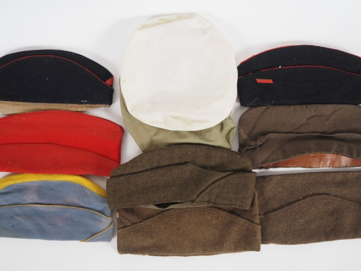 Huit calots/ bonnets de police, trois en drap kaki, un daté 1938 et 19