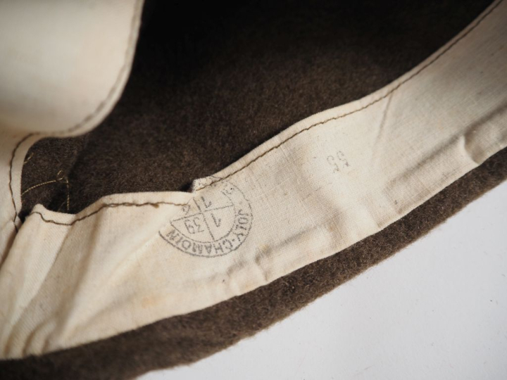 Huit calots/ bonnets de police, trois en drap kaki, un daté 1938 et 19