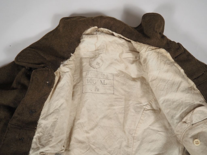 -Culotte en drap moutarde et passepoil noir.  -Pantalon drap kaki daté