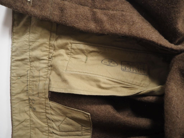 -Culotte en drap moutarde et passepoil noir.  -Pantalon drap kaki daté
