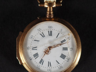Vente aux enchères Montre de col Napoléon III en or jaune 750. Cadran à chiffres romains 
