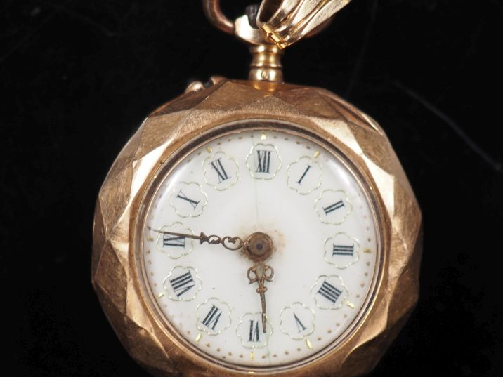 Montre de col Napélon III en or jaune 750, à décor facetté.  Cadran à 