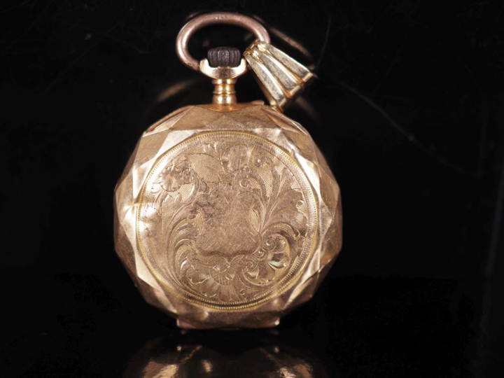 Montre de col Napélon III en or jaune 750, à décor facetté.  Cadran à 