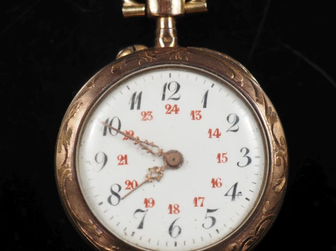 Montre de col Napoléon III en or jaune 750.  Cadran à chiffres arabes 