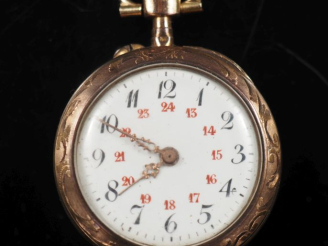 Vente aux enchères Montre de col Napoléon III en or jaune 750.  Cadran à chiffres arabes 