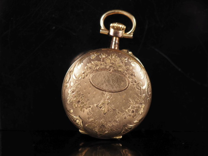 Montre de col Napoléon III en or jaune 750.  Cadran à chiffres arabes 