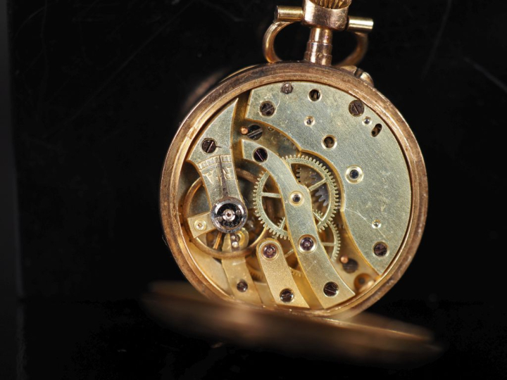 Montre de col Napoléon III en or jaune 750.  Cadran à chiffres arabes 