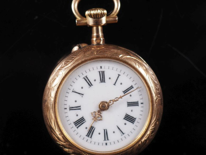 Montre de col Napoléon III en or jaune 750.  Cadran à chiffres romains