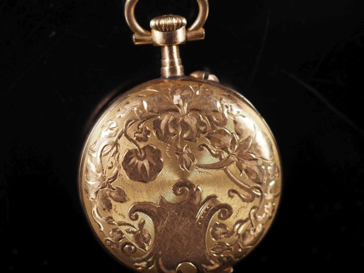 Montre de col Napoléon III en or jaune 750.  Cadran à chiffres romains