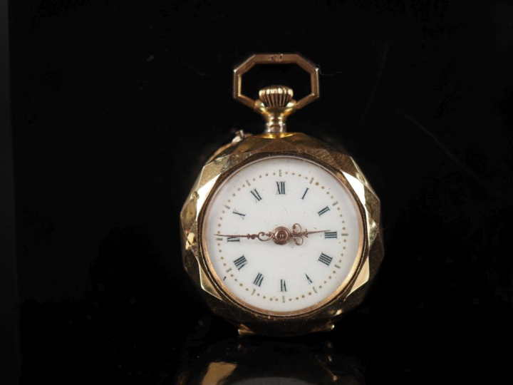 Montre de col en or jaune 750.  Cadran à chiffres romains pour les heu