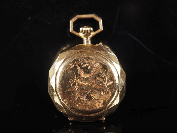Montre de col en or jaune 750.  Cadran à chiffres romains pour les heu