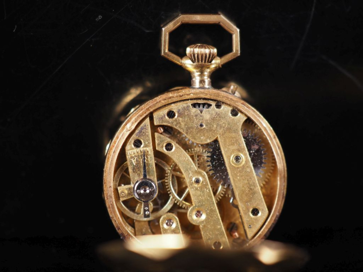 Montre de col en or jaune 750.  Cadran à chiffres romains pour les heu