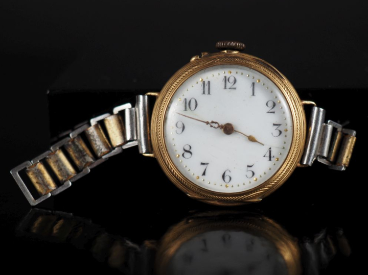 Montre de col transformée en montre bracelet en or jaune 750.  Cadran 