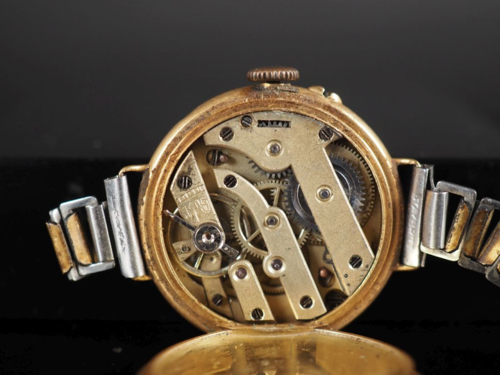 Montre de col transformée en montre bracelet en or jaune 750.  Cadran 