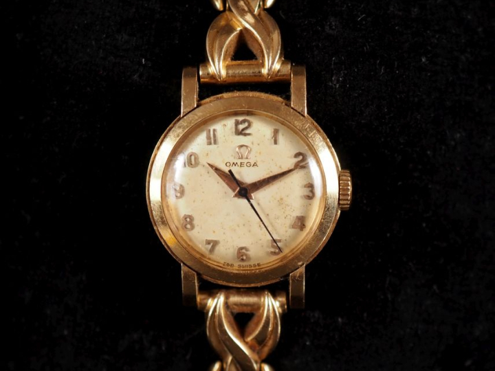 OMEGA Montre bracelet de dame de style 1940, boitier et bracelet en or