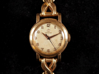 Vente aux enchères OMEGA Montre bracelet de dame de style 1940, boitier et bracelet en or