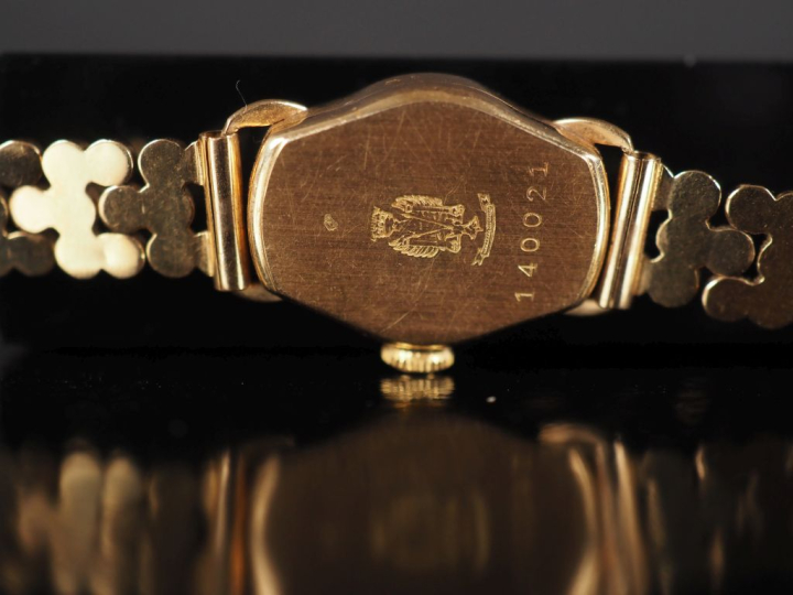LIP N°140021 Montre bracelet de dame, boitier et bracelet en or jaune 