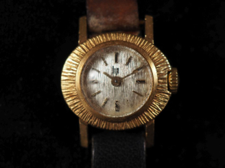 Vente aux enchères LIP N°74040 Montre bracelet de dame, boitier ovale texturé en or jaune