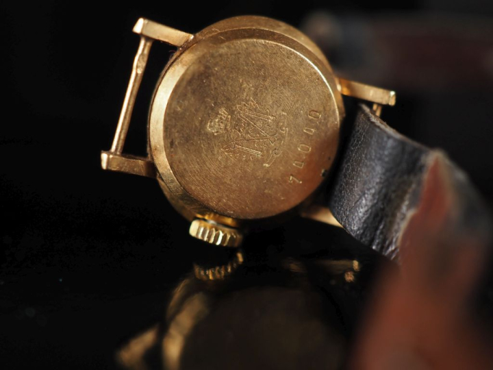 LIP N°74040 Montre bracelet de dame, boitier ovale texturé en or jaune