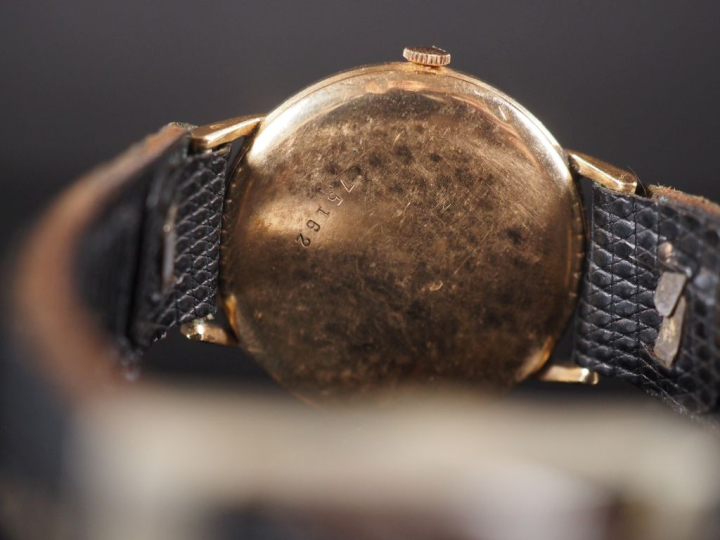 DAUPHINE Montre bracelet, boitier en or jaune 750.  Cadran à chiffres 