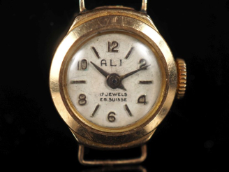 Vente aux enchères ALI Boitier de montre de dame en or jaune 750.  Cadran à chiffres arab