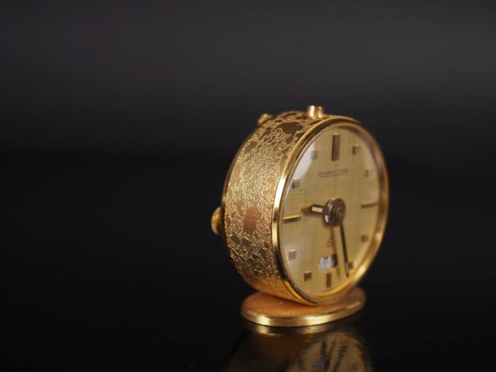 JAEGER LECOULTRE, 8 Jours Ref. 141 Vers 1950 Réveil en métal doré.  Ca