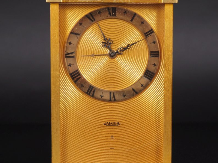 JAEGER, 8 jours Pendulette de table en métal doré, à décor de cercles 