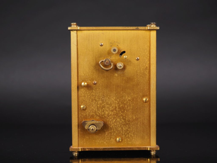 JAEGER, 8 jours Pendulette de table en métal doré, à décor de cercles 