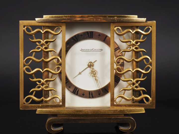 JAEGER LECOULTRE Pendulette de table en métal doré.  Deux ventaux, à d