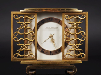 Vente aux enchères JAEGER LECOULTRE Pendulette de table en métal doré.  Deux ventaux, à d