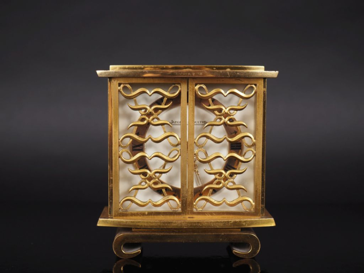 JAEGER LECOULTRE Pendulette de table en métal doré.  Deux ventaux, à d