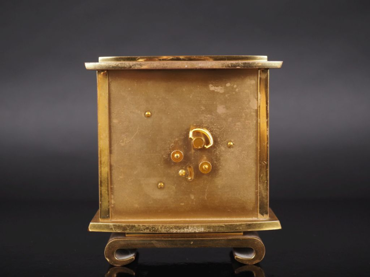 JAEGER LECOULTRE Pendulette de table en métal doré.  Deux ventaux, à d