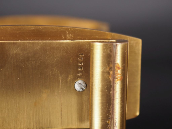 JAEGER LECOULTRE Pendulette de table en métal doré.  Deux ventaux, à d