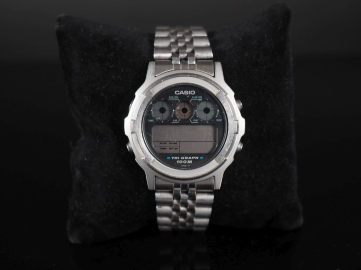 CASIO, Tri Graph 100 m Montre bracelet en acier.  N°517226 Cadran rond