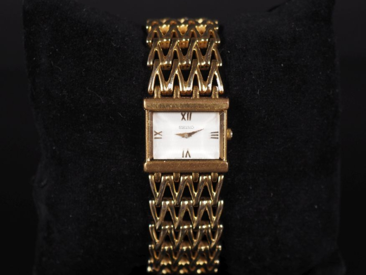 SEIKO, Tank Ref. 317 N° 962 539 Montre bracelet de dame en métal doré.