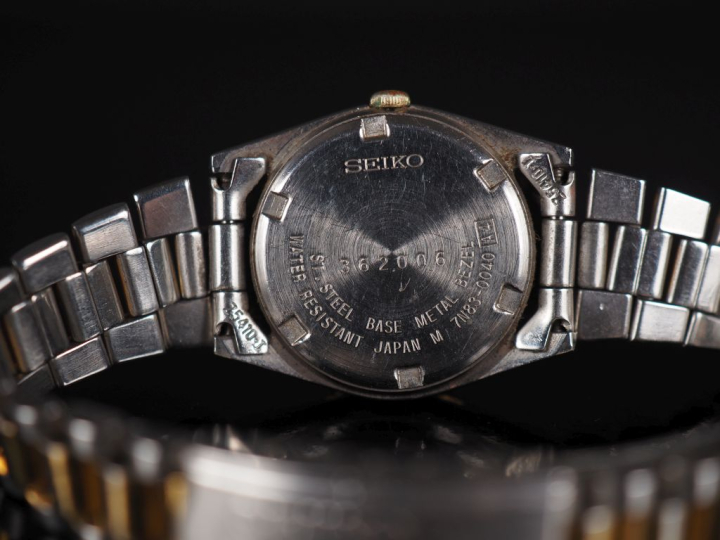 SEIKO N°362006 Montre bracelet en acier et métal doré.  Cadran à index