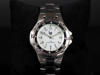 Vente aux enchères LIP Montre bracelet en acier.  Cadran rond à chiffres arabes pour les 