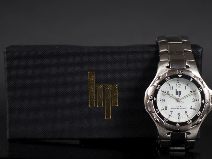 LIP Montre bracelet en acier.  Cadran rond à chiffres arabes pour les 