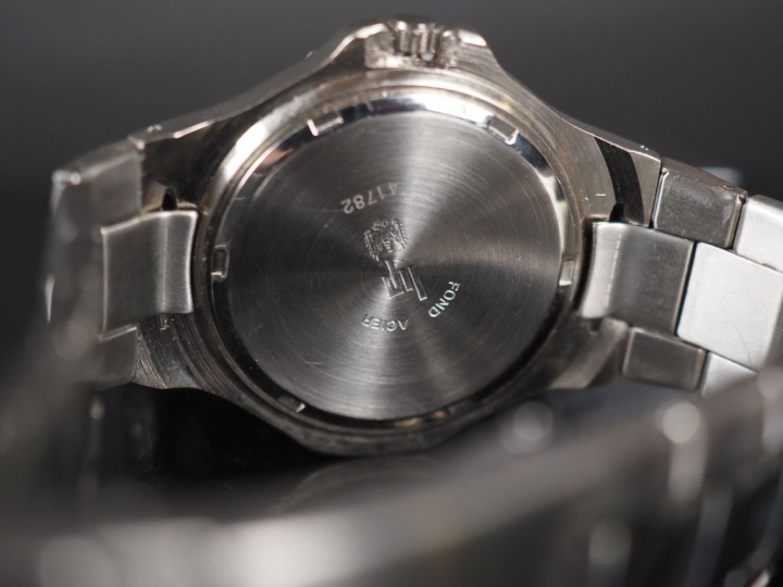 LIP Montre bracelet en acier.  Cadran rond à chiffres arabes pour les 