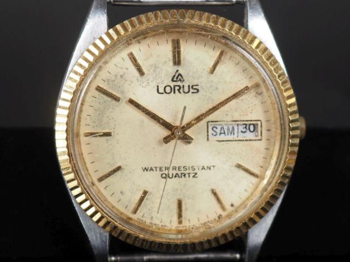 LORUS Boitier de montre en acier.  Cadran rond à index bâtons pour les