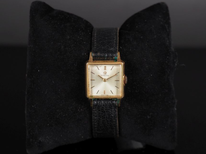 OMEGA Montre bracelet, boitier en métal doré.  Cadran carré à index bâ