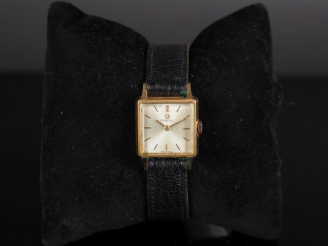 Vente aux enchères OMEGA Montre bracelet, boitier en métal doré.  Cadran carré à index bâ
