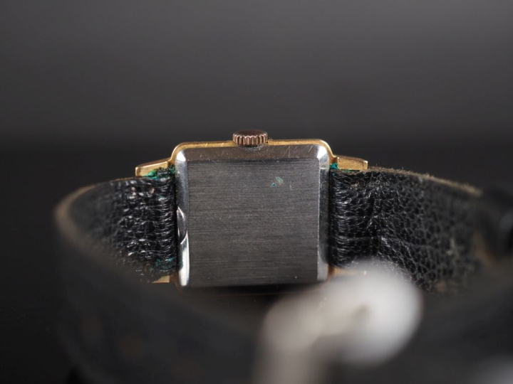 OMEGA Montre bracelet, boitier en métal doré.  Cadran carré à index bâ